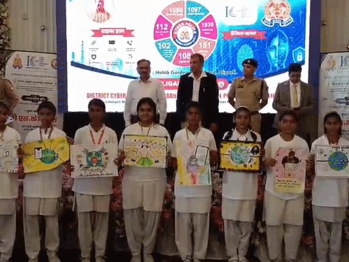 साइबर ठगों का जाल, ठगी पर करें कॉल:अलीगढ़ में साइबर वर्कशॉप में दिए टिप्स, एक क्लिक में खाली होता खाता, एडीजी बोले- जागरूकता सबसे बड़ा हथियार