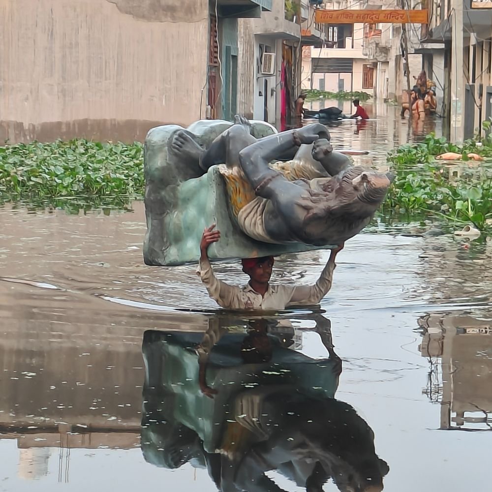 लखनऊ नगर निगम ने पीड़ितों के लिए जारी किया नम्बर:एक फोन पर बाढ़ ग्रसित इलाकों में पहुंचेगी मदद, जलनिकासी - रेस्क्यू सभी समस्याओं का होगा समाधान