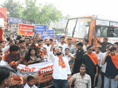 कानपुर में ABVP का प्रदर्शन:CJP के खिलाफ नारेबाजी की, पुतला फूंका, बोले- संवैधानिक संस्थाओं की गरिमा बनाए रखने की मांग