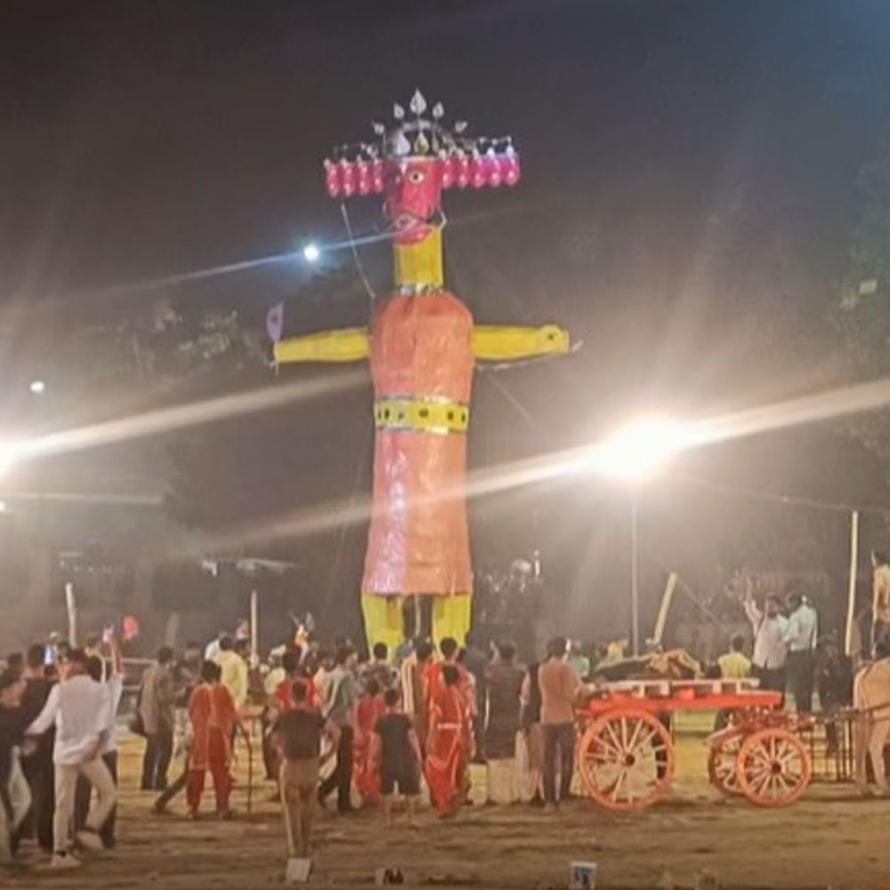 लखनऊ में दशहरा उत्सव:उदयगंज रामलीला मैदान में रावण का हुआ पुतला दहन