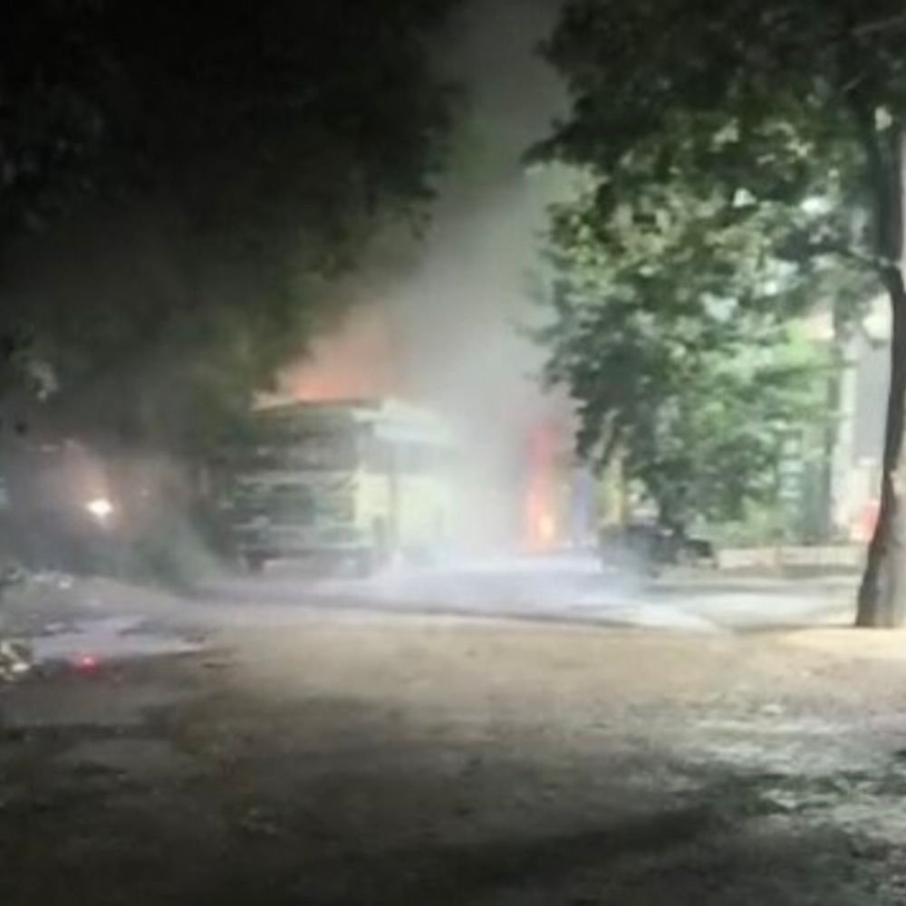 मुजफ्फरनगर में बस से CNG लीक:गैस रिसाव के बाद फैली तेज दुर्गंध, लोगों को सांस लेने में हुई दिक्कत