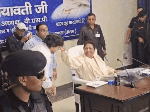 आकाश आनंद ने बुआ मायावती से माफी मांगी:कहा-दूसरी पार्टी जॉइन नहीं कर रहा, ससुर को निकालने का आपका फैसला सही