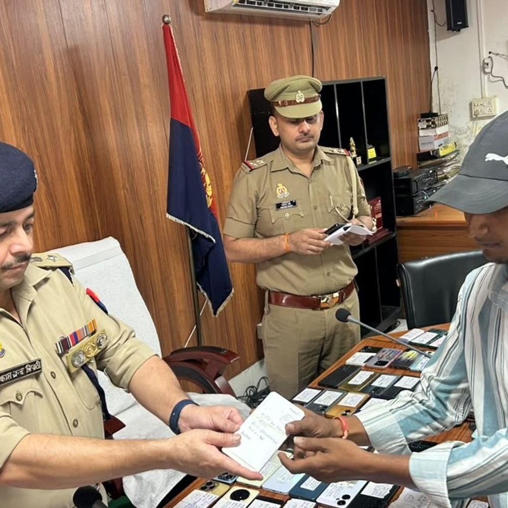 संभल पुलिस ने ₹43 लाख के 233 मोबाइल बरामद किए:CEIR पोर्टल से अब तक 2 करोड़ के 1056 फोन लौटाए, लोगों के चेहरे पर दिखी खुशी