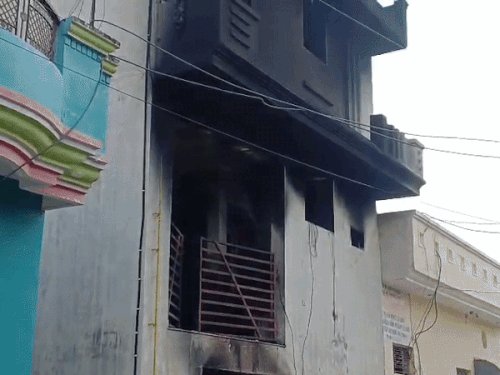 वर्दी उतरी, जज्बा नहीं, रिटायर्ड सूबेदार ने बचाईं 7 जिंदगियां:आधी रात घर बना आग का गोला, चीखते रहे बच्चे-महिलाएं, रिटायर्ड सूबेदार ने संभाला मोर्चा