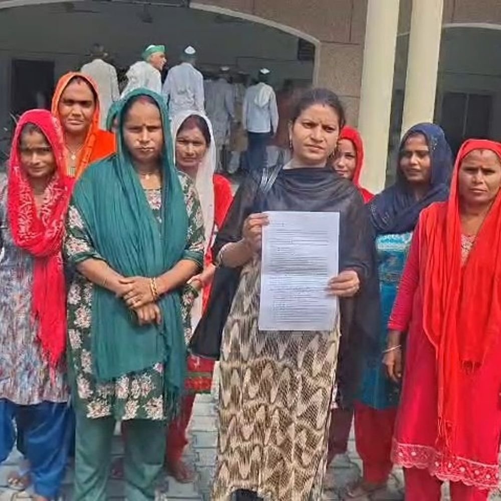DUDA विभाग पर SHG महिलाओं ने लगाए गंभीर आरोप:2.55 लाख रुपये रिलीज कराने के नाम पर धमकी और जातिसूचक टिप्पणी का आरोप, DM से की शिकायत