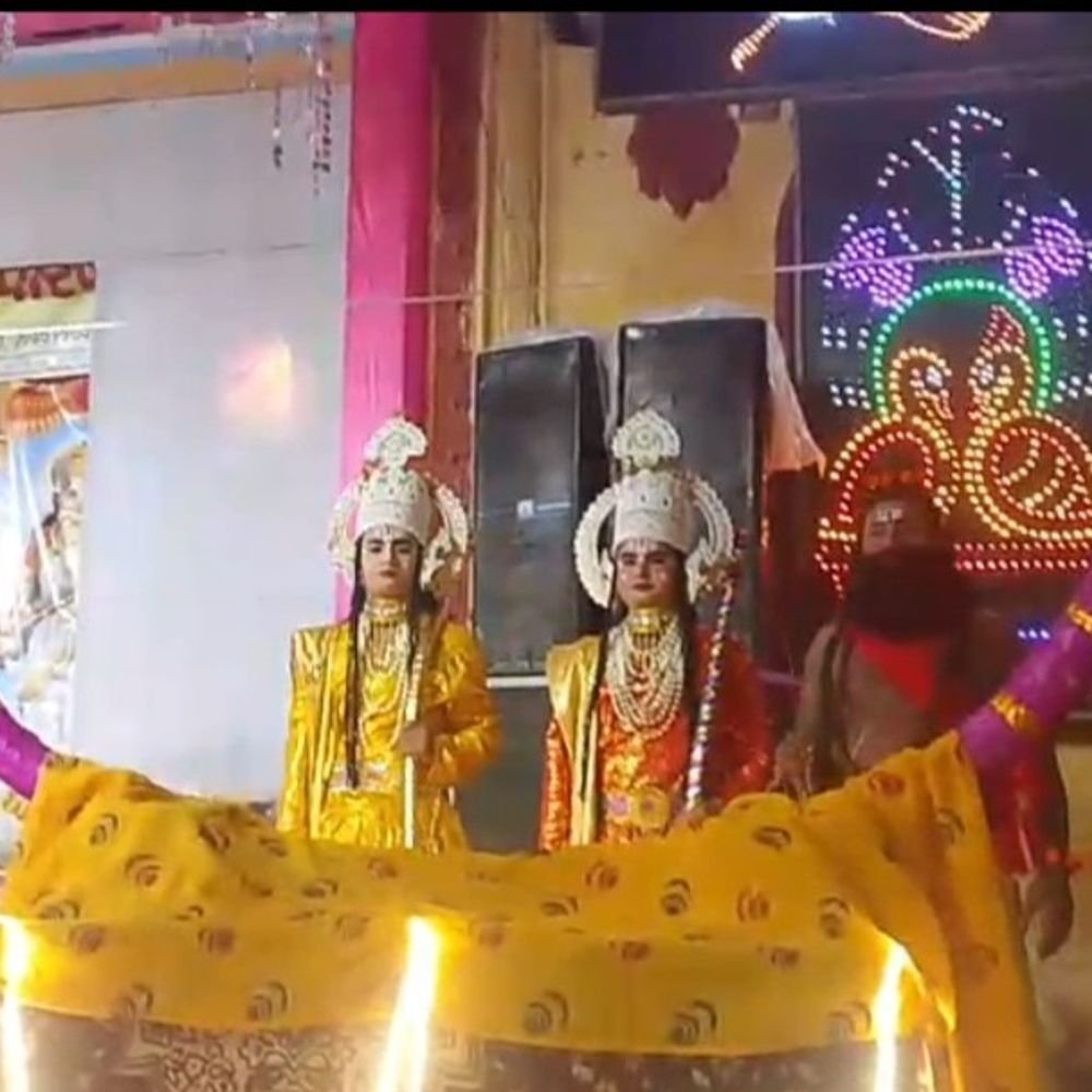 शिवधनुष टूटते ही गूंजा रामलीला मैदान:बदायूं में माता सीता ने श्रीराम को पहनाई वरमाला, देवताओं ने बरसाए फूल