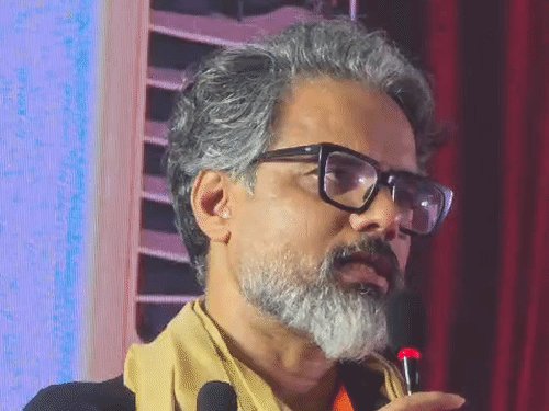 नशे को कूल दिखाने वाली फिल्मों से बचें युवा:BHU में ‘हनुमान अंश’ के निर्देशक डॉ. विशाल चतुर्वेदी बोले- सपनों पर ध्यान दें युवा, नशे से बचें