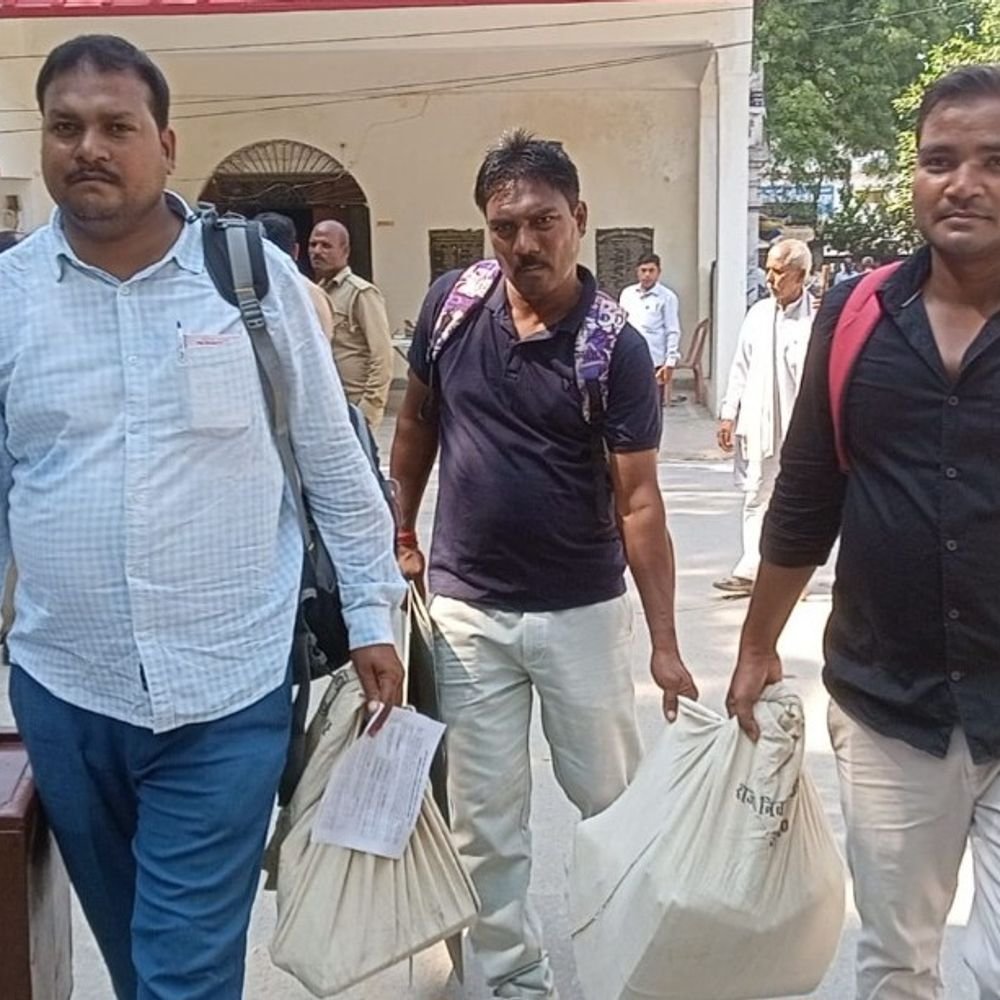 एमएलसी चुनाव के लिए पोलिंग पार्टियां रवाना:जौनपुर में कल होगी वोटिंग, 67,172 मतदाता सुबह 8 से शाम 4 बजे तक डालेंगे वोट