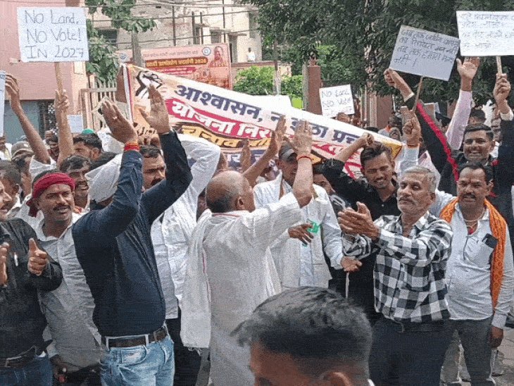 झांसी में सड़कों पर उतरे किसान, सड़क पर लगा जाम:कलेक्ट्रेट में धरने पर बैठे लोग बोले-आवास विकास की योजना वापस नहीं की तो चुनाव बहिष्कार करेंगे