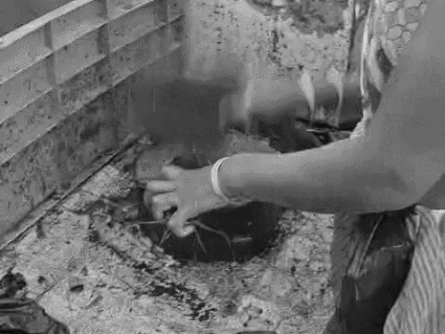 वाराणसी में धड़ल्ले से बिक रहा मछली का मांस:नगर निगम की सख्ती बेअसर, पुल पर ठेला लगाकर खुलेआम व्यापार