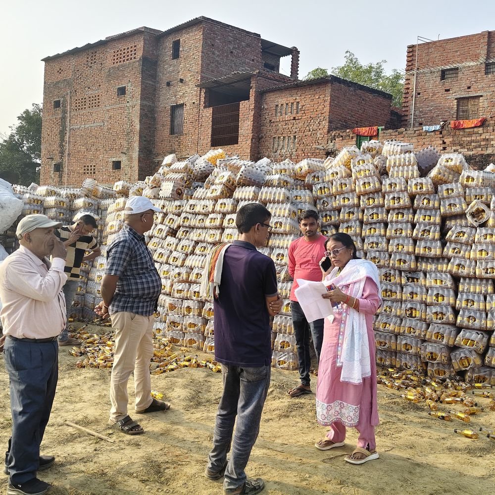 जलालपुर में एक्सपायरी कैम्पा की 10 गाड़ियां पकड़ीं:खाद्य विभाग ने नमूना सील किया, डीएम ने जांच के आदेश दिए