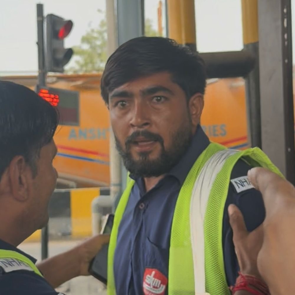 ग्रेटर नोएडा टोल प्लाजा पर टोलकर्मी ने रॉड निकाली:कार चालकों से झगड़ा किया, बिना टोल दिए निकलने पर हुआ विवाद