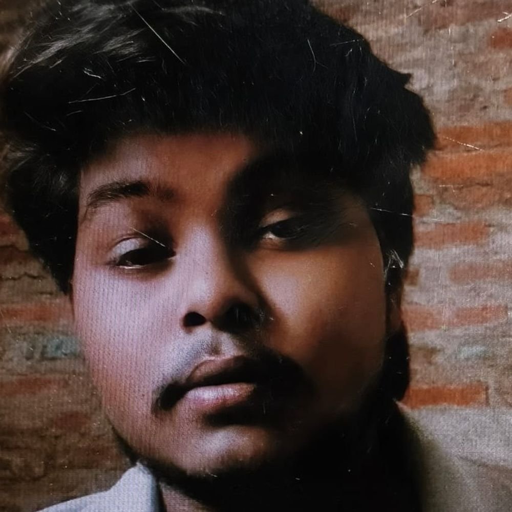 तेज रफ्तार बाइक डिवाइडर से टकराई, दो दोस्तों की मौत:पनकी सरायमीता के पास हुआ हादसा; एक की मौके पर, दूसरे की देर रात मौत