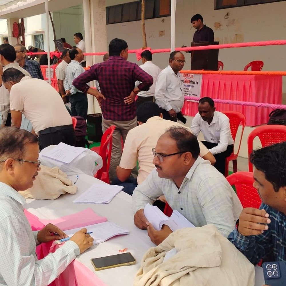 MLC चुनाव के लिए पोलिंग पार्टियां रवाना:33 केंद्रों पर होगा मतदान, 22 स्नातक और 11 शिक्षक केंद्र बनाए गए