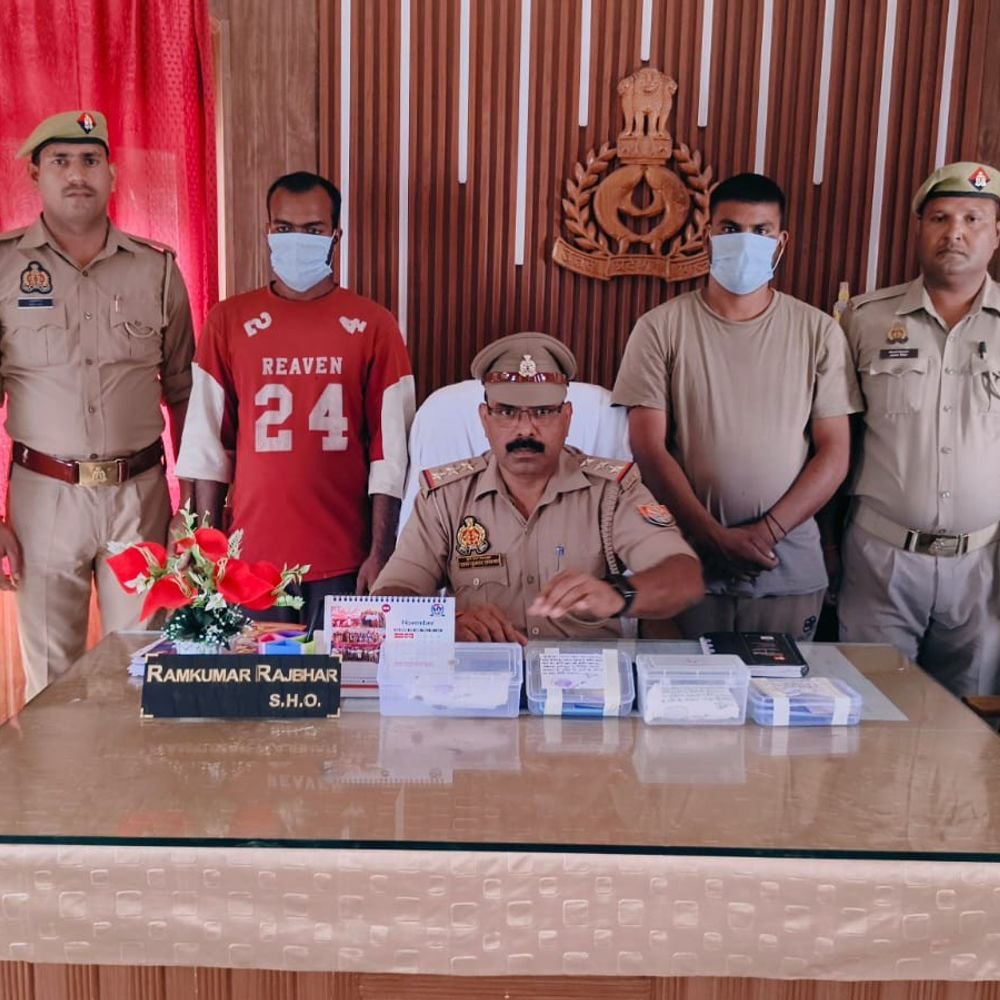 बहराइच में दो मादक पदार्थ तस्कर गिरफ्तार:354 ग्राम स्मैक बरामद, अंतरराष्ट्रीय बाजार में कीमत 1.75 करोड़ रुपए; दो मोबाइल और नकदी मिले