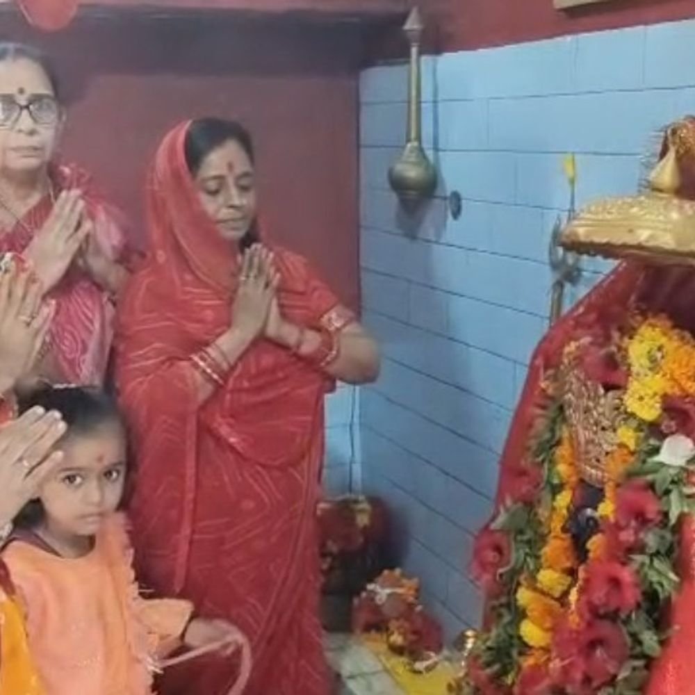 नवरात्र के चौथे दिन गोपीगंज-ज्ञानपुर मंदिरों में उमड़ी भीड़:मां कुष्मांडा की पूजा की, श्रद्धालुओं ने दर्शन-पूजन कर मन्नत मांगी