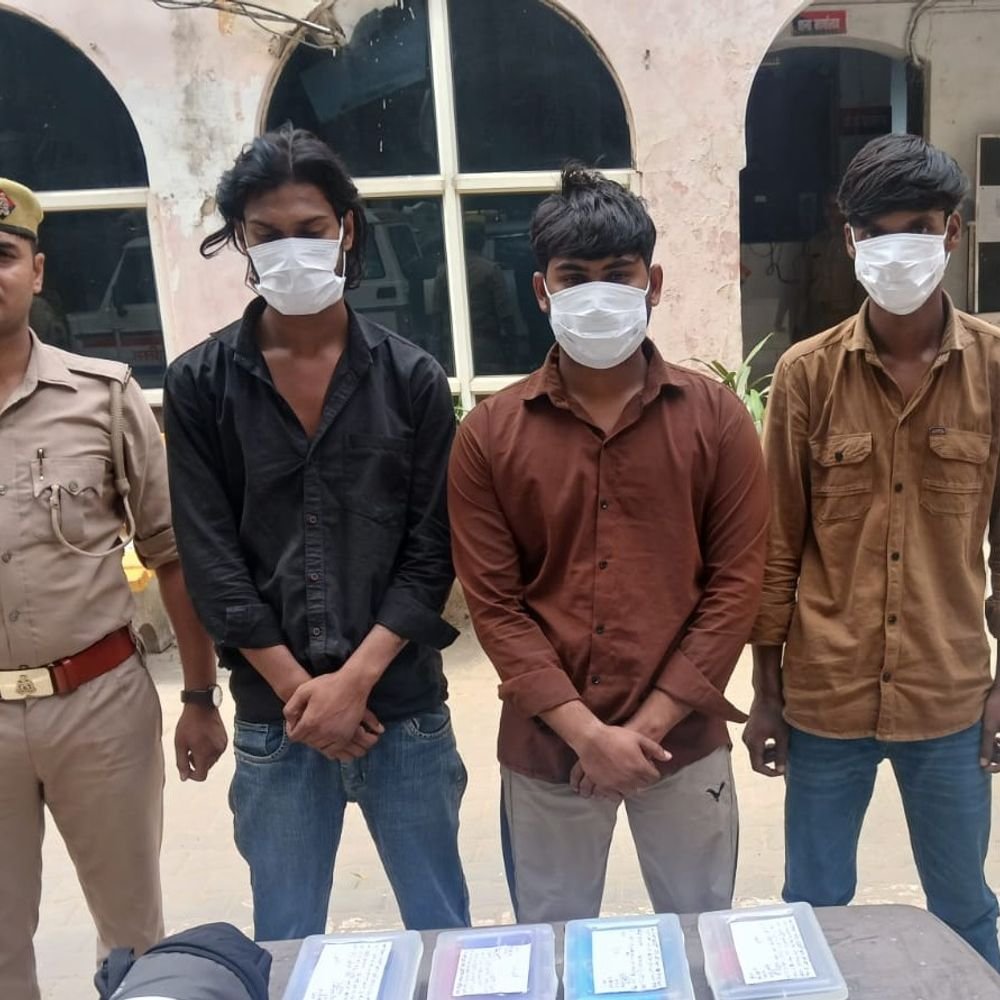 ग्रेटर नोएडा में साइबर ठगी करने वाले 3 आरोपी गिरफ्तार:29 पासबुक, 23 चेकबुक और 14 आधार कार्ड बरामद