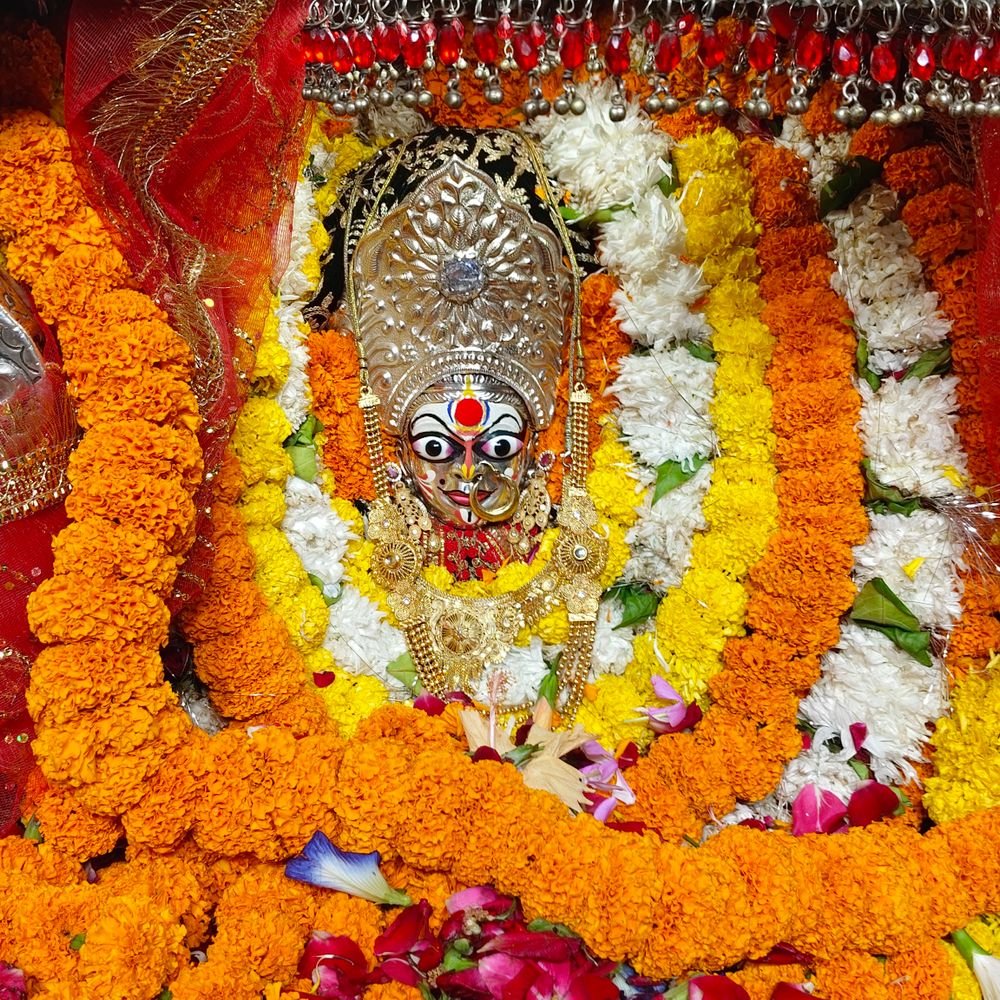 बेल्हा देवी मंदिर में सुबह 5 बजे से उमड़े श्रद्धालु:सुरक्षा में 200 से अधिक पुलिसकर्मी तैनात, 30 से अधिक CCTV कैमरों और ड्रोन से निगरानी