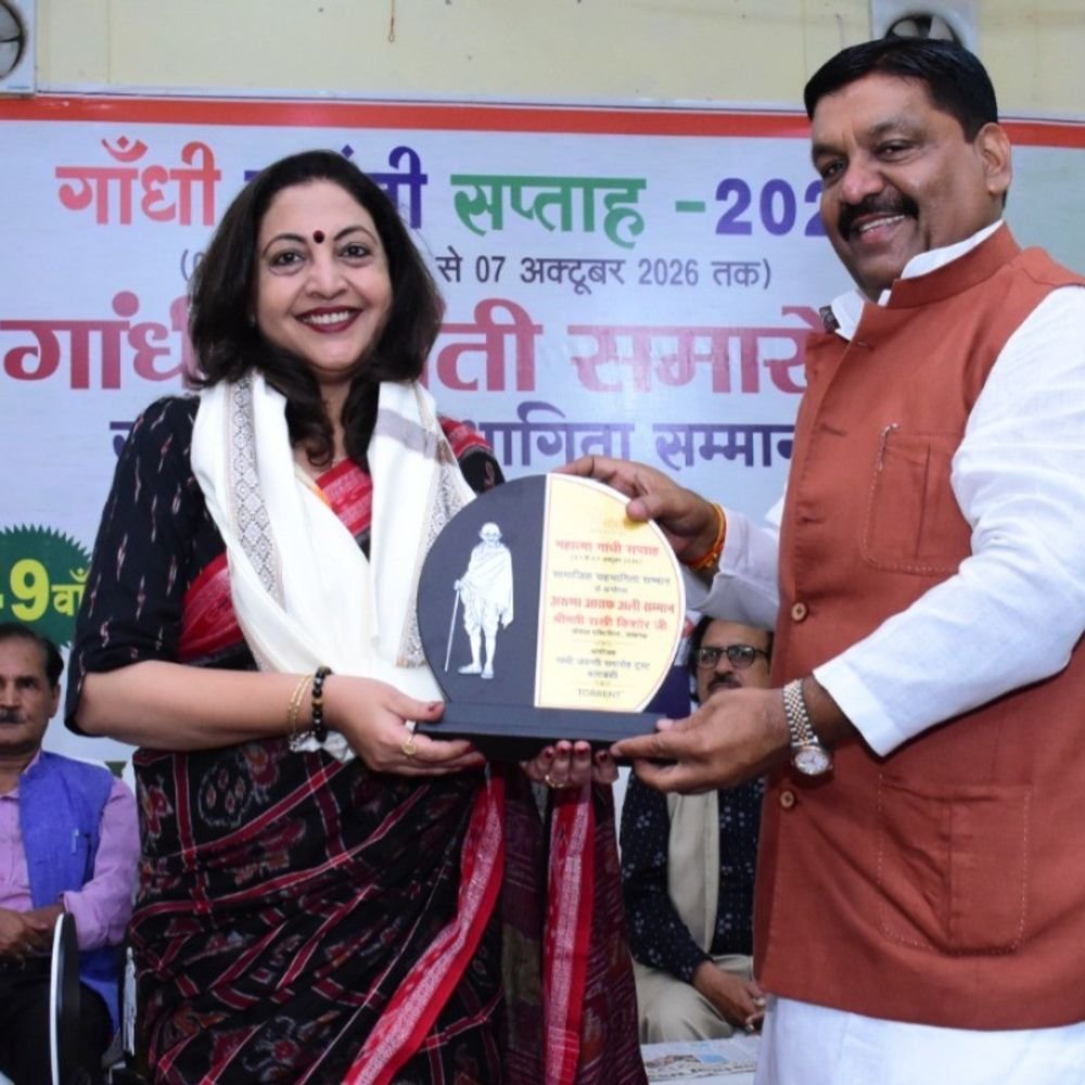 बाराबंकी में 25 विभूतियां सम्मानित:पूर्व सांसद रामसागर रावत को मिला 'लाइफटाइम अचीवमेंट अवार्ड'