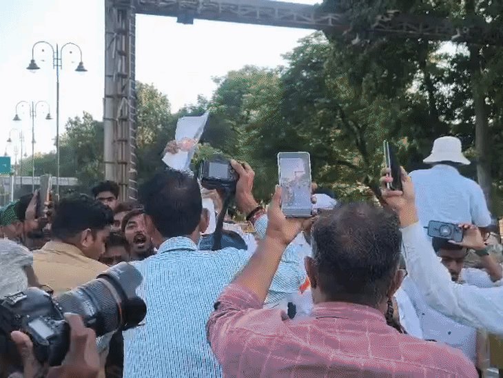 लखनऊ में NSUI कार्यकर्ताओं ने सड़क पर लेटकर किया प्रदर्शन:ज्ञानेश कुमार के खिलाफ नारेबाजी की, टांगकर ले गई पुलिस