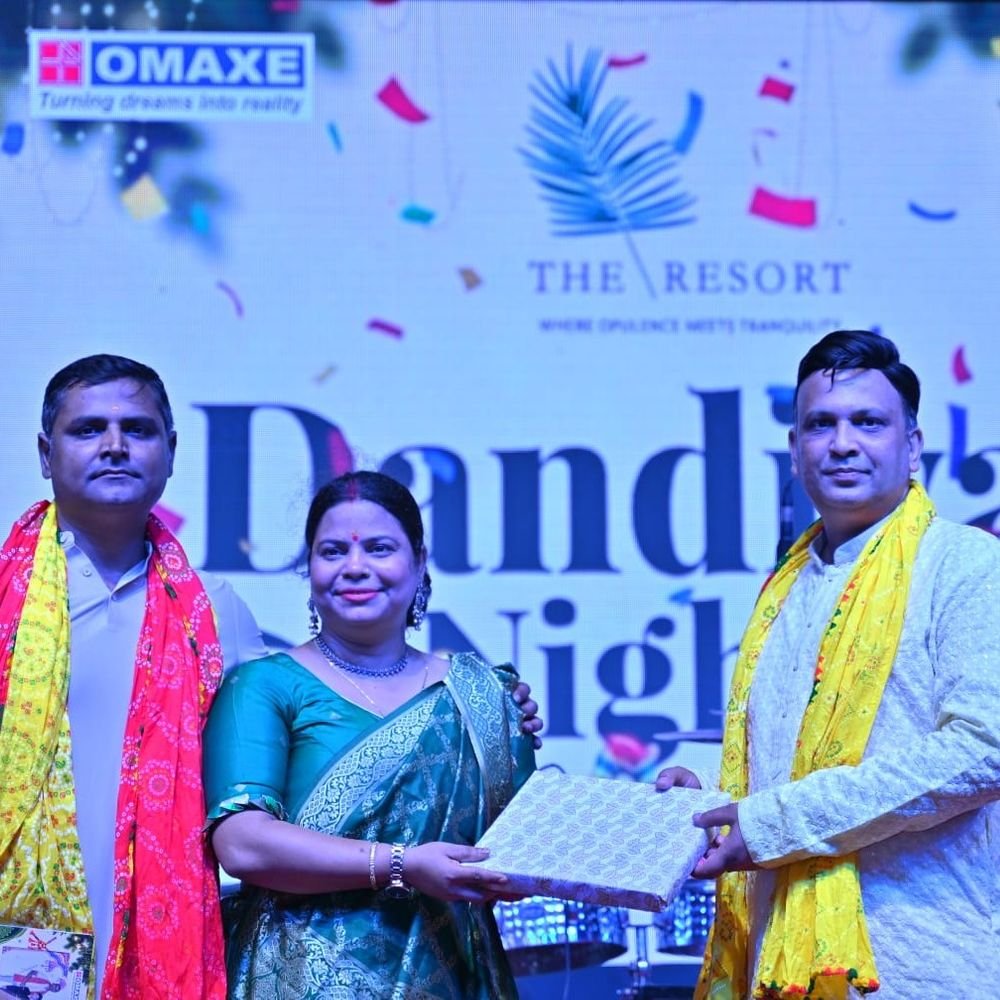 लखनऊ में डांडिया नाइट आयोजित:गुजरात से आए कलाकारों का जलवा, गरबा प्रस्तुतियों से झूमे लोग