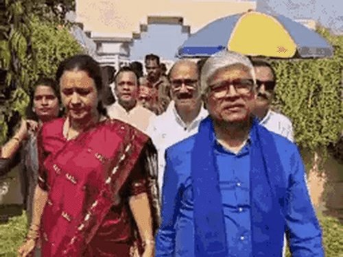 आराधना ने स्वराज भवन से फूंका यूपी चुनाव का बिगुल:पूर्वांचल के 12 जिलों का केंद्र प्रयागराज, संगठन की बैठक कर दिया संदेश