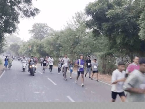 आगरा ताज हाफ मैराथन की प्रोमो रन में उमड़े लोग:7 से 77 साल तक के 1500 से अधिक धावकों ने लिया भाग