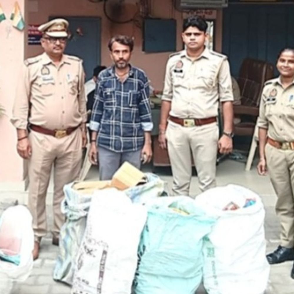 मेरठ में अवैध पटाखों की बिक्री पकड़ी:कोटला बाजार में जीने के नीचे छिपाकर रखा था स्टॉक, FIR