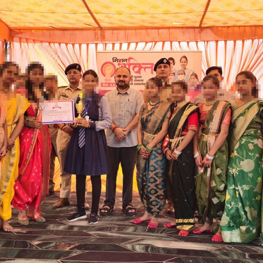 डीएम और एसपी ने छात्राओं को सम्मानित किया:मिशन शक्ति फेज 6.0 के तहत महिला सुरक्षा और स्वावलंबन पर जोर दिया