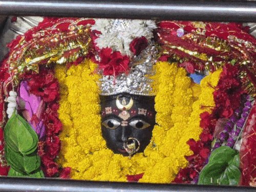 आजमगढ़ के दक्षिण मुखी मंदिर में भक्तों का मेला:200 वर्ष से अधिक है पुराना मंदिर का इतिहास, दूर-दूर से दर्शन करने आते हैं भक्त