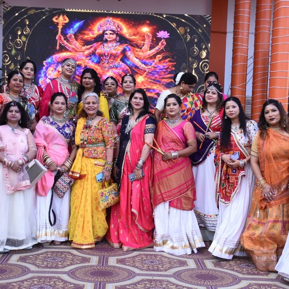 इंदिरानगर में विजय दशमी पर डांडिया उत्सव:महिलाओं ने गरबा पर जमकर डांस किया, डांडिया की खनक से गूंजा परिसर