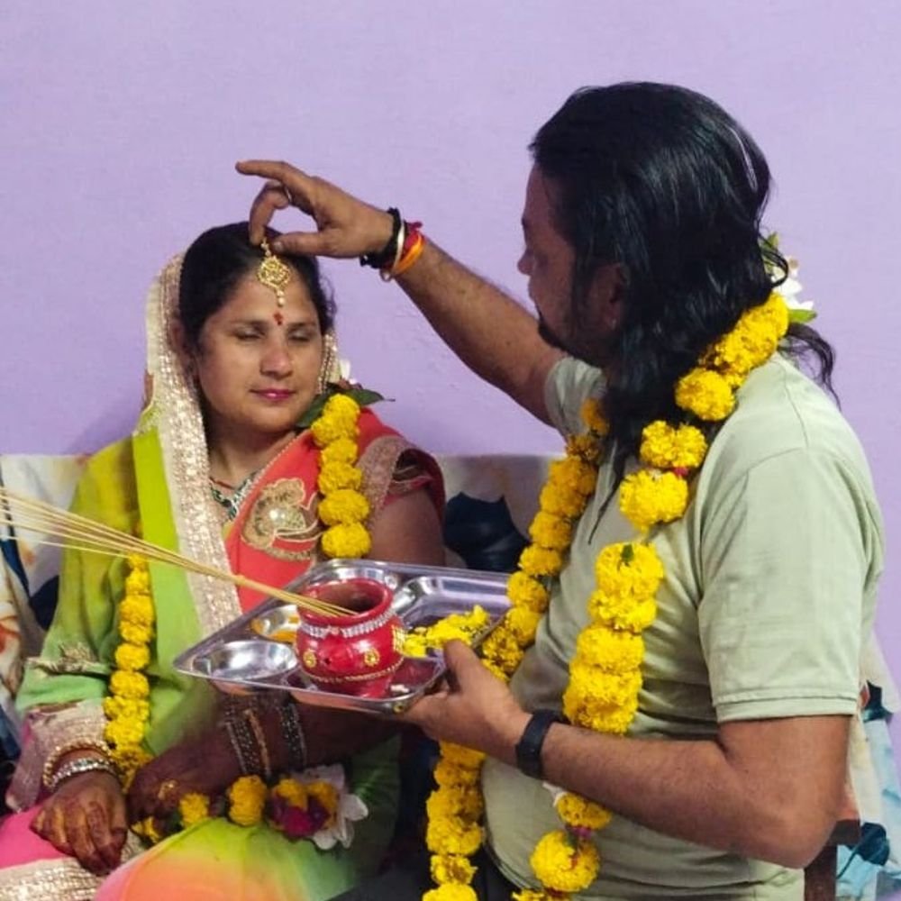 बादलों के कारण ललितपुर में चांद नहीं दिखा:करवा चौथ पर महिलाओं ने थाली में चांद की आकृति बनाकर खोला व्रत; 100 से अधिक महिलाओं ने की पूजा