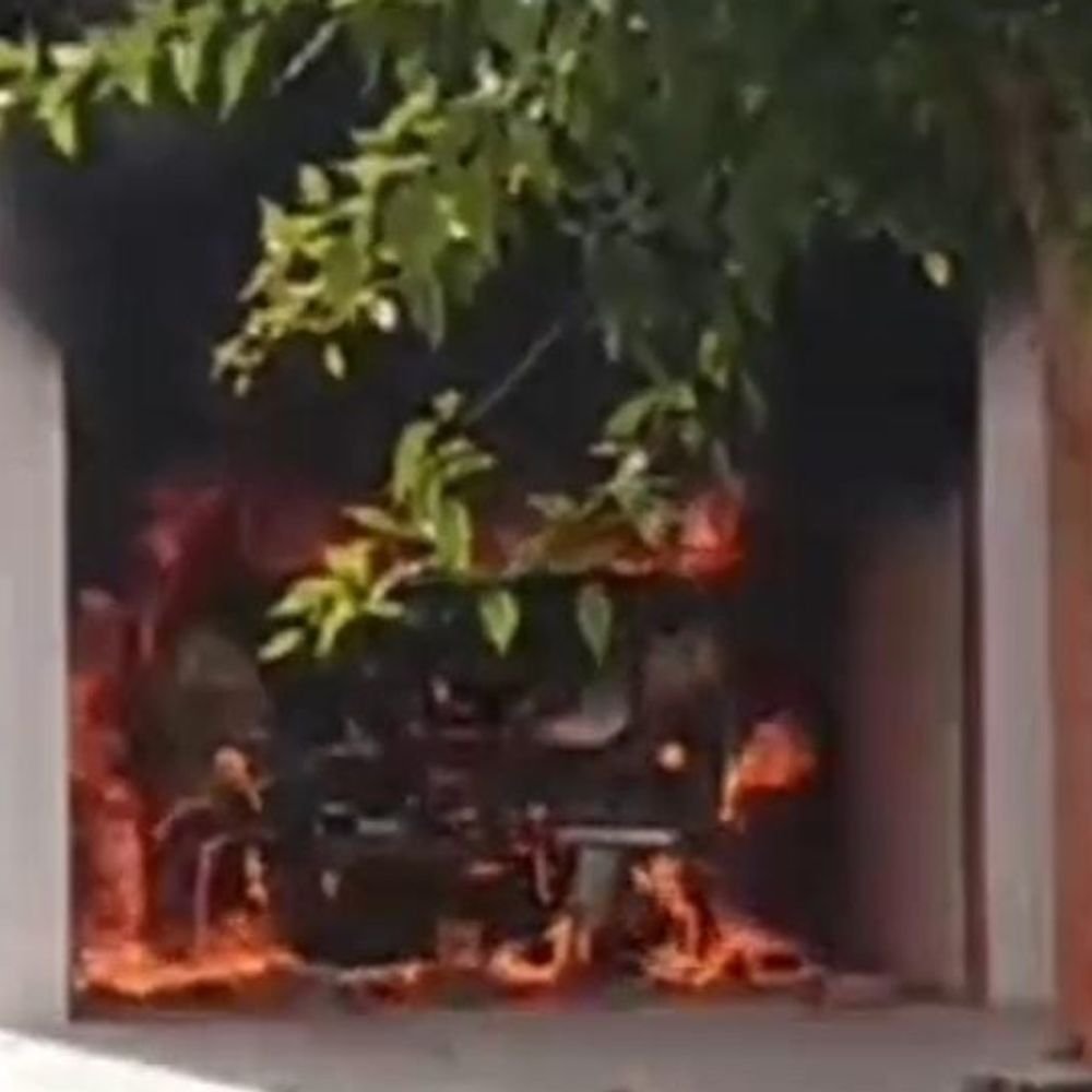 महिला की हत्या के आरोपी के घर में लगी आग:अंबेडकरनगर के बनखोदवा गांव में हुई घटना, गांव में तनाव, फोर्स तैनात