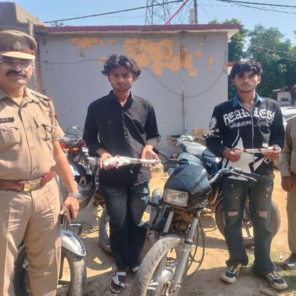 मथुरा में तमंचा-चाकू के साथ 2 युवक गिरफ्तार:पुलिस ने राधा सिग्नेचर कॉलोनी रोड से पकड़ा, 4 बाइक बरामद