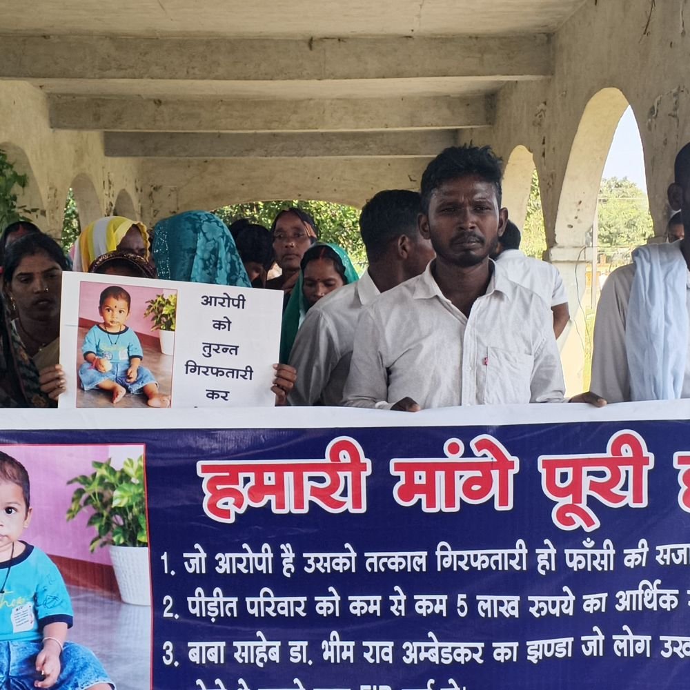 महराजगंज में 18 महीने के बच्चे को गाड़ी से कुचला:परिवार ने हत्या का केस दर्ज कर आरोपी की गिरफ्तारी मांगी, एसपी को सौंपा मांग पत्र