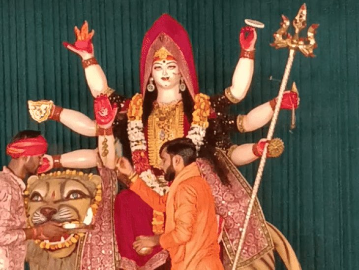 झांसी में 900 जगह दुर्गा प्रतिमाएं स्थापित होगी:विसर्जन कुंड तक DJ नहीं जाएगा, प्रशासन ने गाइडलाइंस जारी की