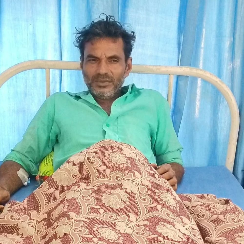 पीलीभीत में दरोगा ने युवक को पेड़ पकड़वाकर पीटा:एसपी ने दरोगा को किया लाइन हाजिर, जांच में गलत व्यवहार की पुष्टि