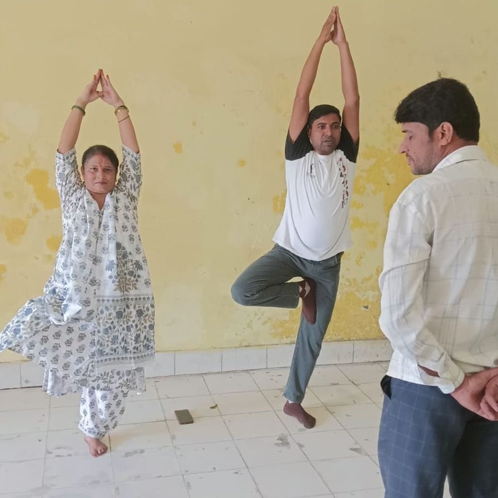 रामकोला में योग सेहत जागरूकता शिविर:सेवा संकल्प योजना में लोगों को योग और ध्यान के फायदे बताए