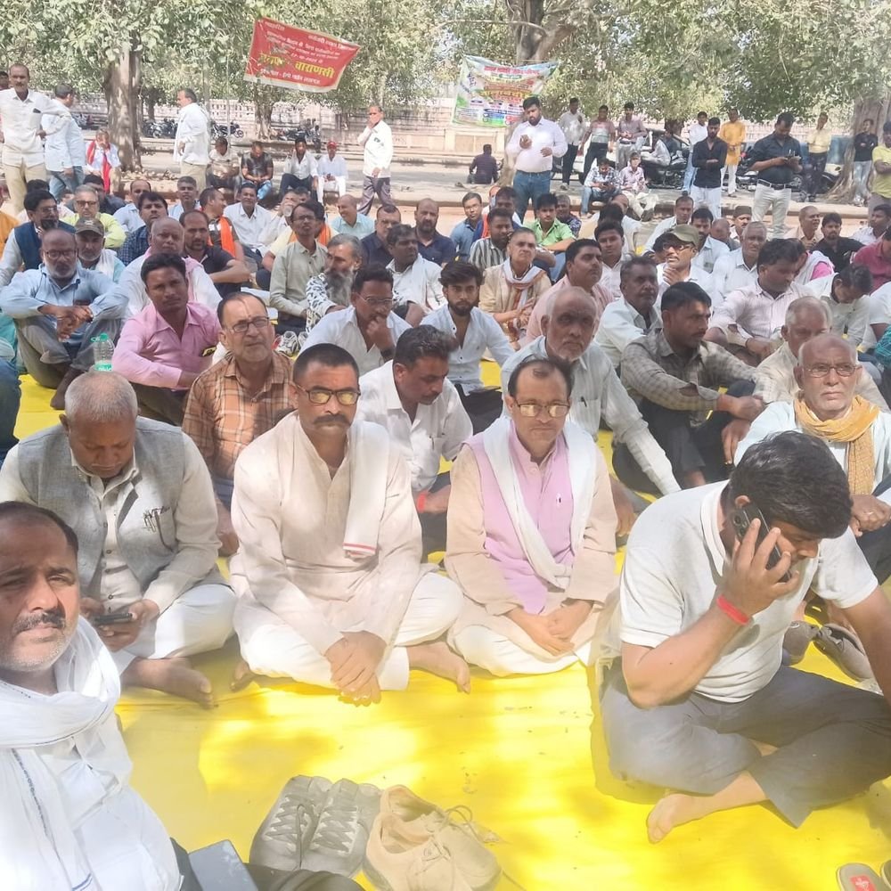 लखनऊ में बी पैक्स कर्मचारियों की हड़ताल:वेतन न मिलने पर आर्थिक संकट, खाद की किल्लत से जूझते किसान