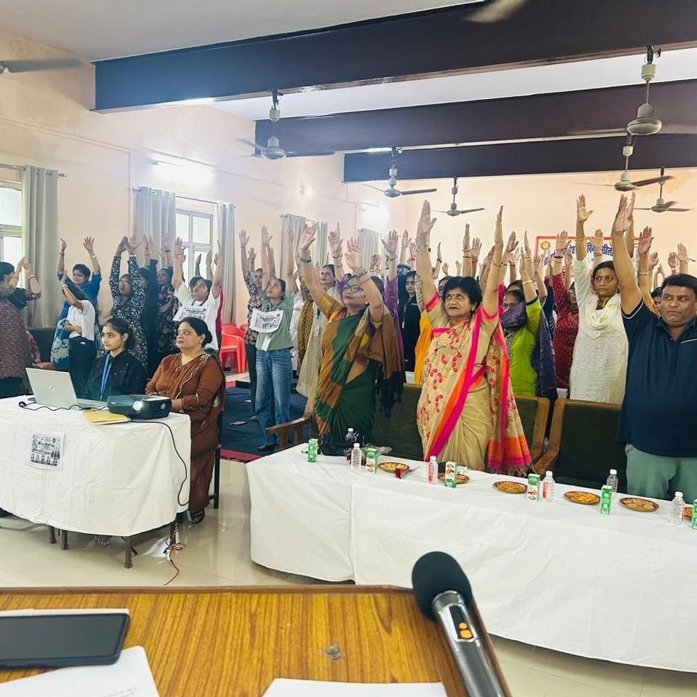 योग और आत्मसुरक्षा दिवस मनाया:कानपुर में प्रो.अर्चना सक्सेना ने छात्राओं को नशामुक्त जीवनशैली का संकल्प दिलाया