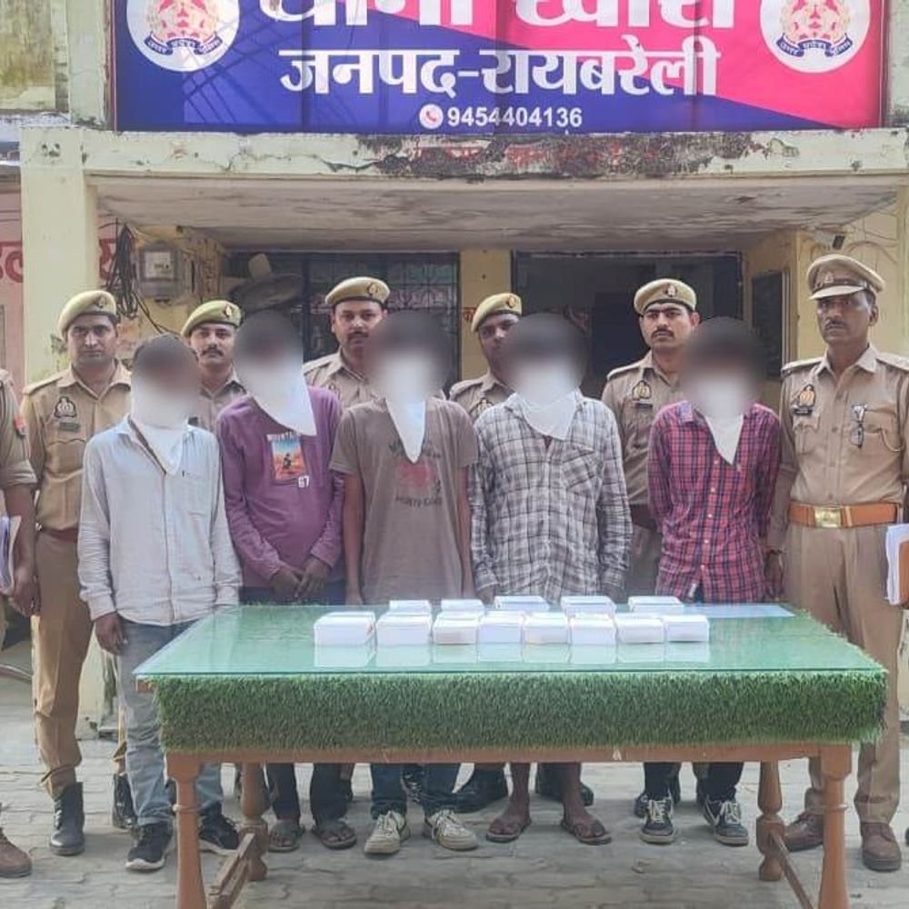 तीन घरों में चोरी करने के आरोप में 5 गिरफ्तार:रायबरेली में गंगा एक्सप्रेसवे के पास पकड़े गए, आरोपियों के कब्जे से सामान बरामद
