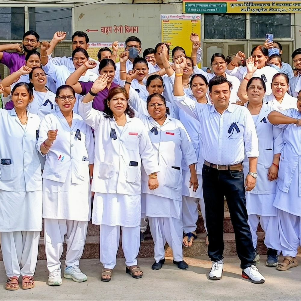 आगरा में नर्सों का काला फीता बांधकर प्रदर्शन:23 से करेंगे अनिश्चितकालीन हड़ताल, लखनऊ घेराव की तैयारी, 3 मांग पूरी न होने पर जताई नाराजगी