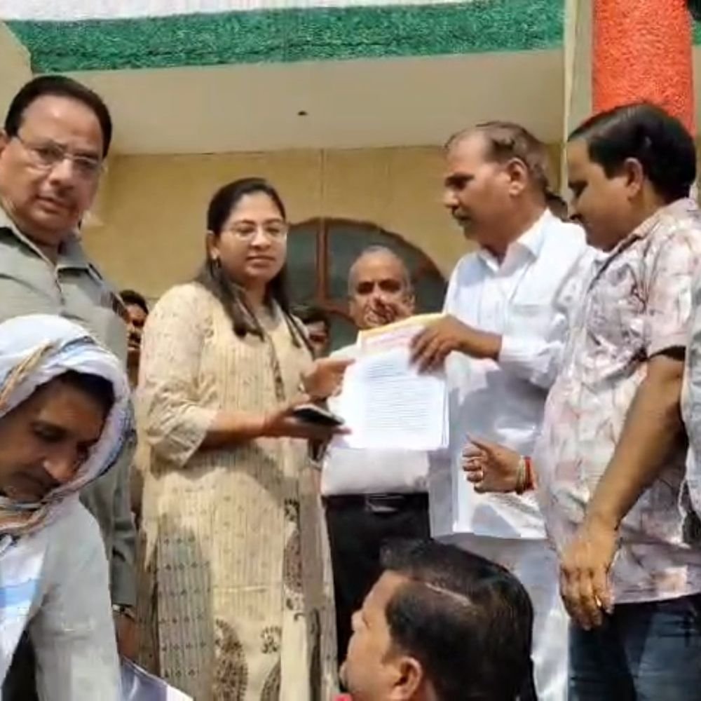 त्योहार से पहले छापेमारी का व्यापारियों ने किया विरोध:जिला मुख्यालय पर धरना देकर डीएम को ज्ञापन दिया, उत्पीड़न रोकने की मांग