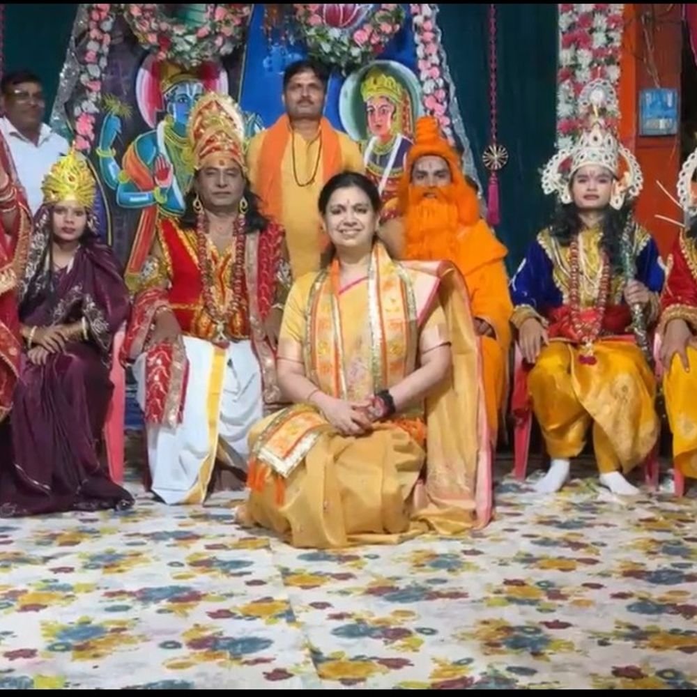 देसवाल और चक्र रामलीला में पहुंचीं पूर्व IAS दिव्या मित्तल:मिर्जापुर में कलाकारों और आयोजन समितियों का बढ़ाया उत्साह