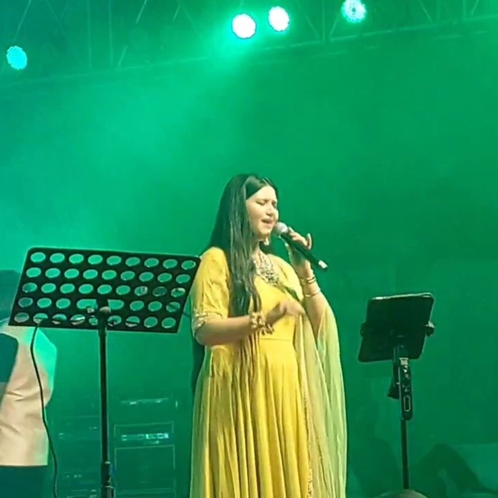 इशिता विश्वकर्मा ने ब्रजरज उत्सव में दी प्रस्तुति:मथुरा के रेलवे ग्राउंड में ‘एक राधा दीवानी, एक मीरा दीवानी’ और ‘सत्यम शिवम सुंदरम’ पर झूमे श्रोता