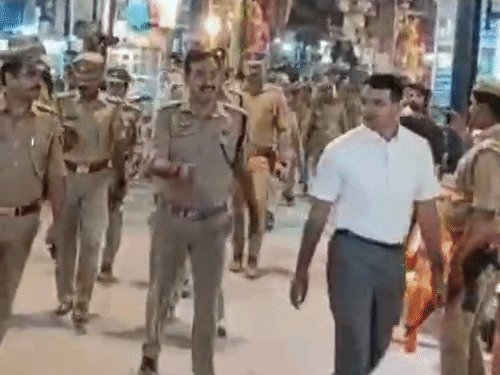 बलरामपुर डीएम-एसपी ने त्योहारों पर सुरक्षा को लेकर किया फ्लैग-मार्च:शारदीय नवरात्रि और दशहरा को लेकर पुलिस अलर्ट, ड्रोन से निगरानी