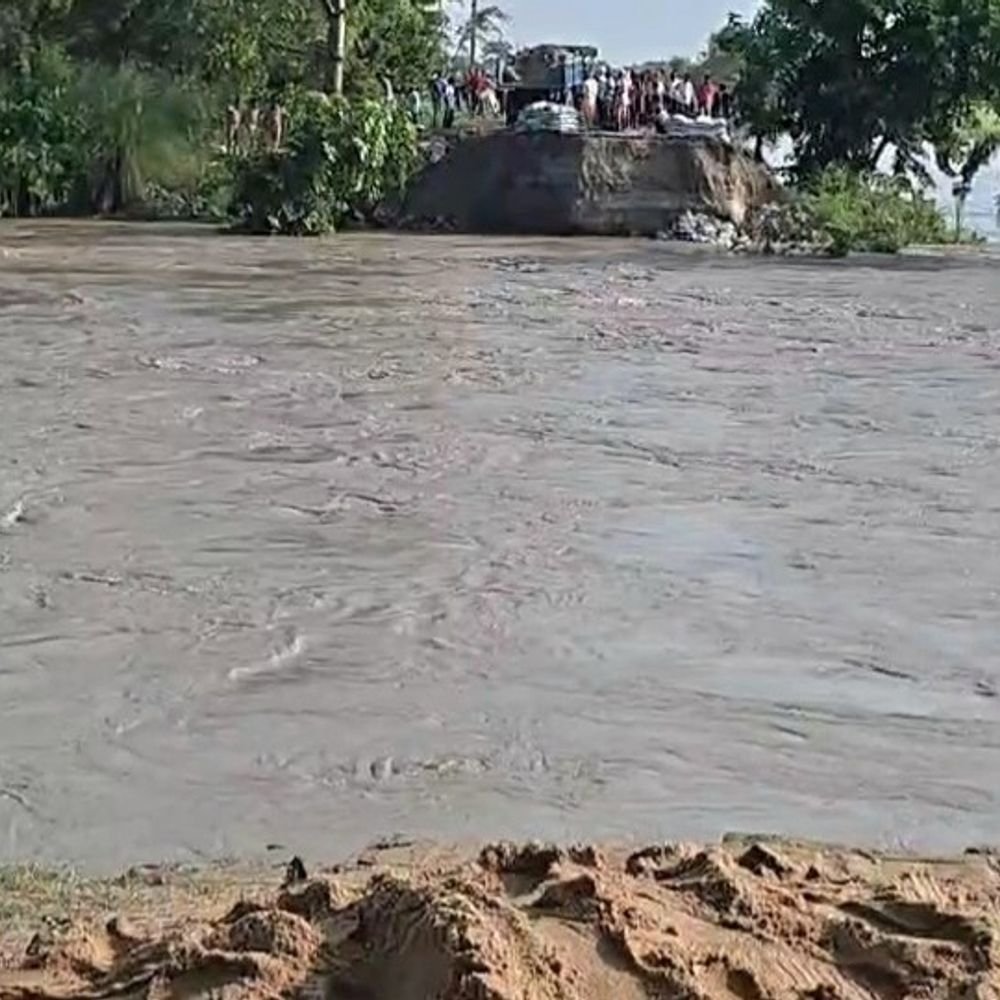 ठेकेदार संघ ने उठाए बाढ़ बचाव के इंतजामों पर सवाल:तटबंध टूटने पर बोले- बाढ़ से पहले सिर्फ कागजों पर, मौके पर नहीं दिखी