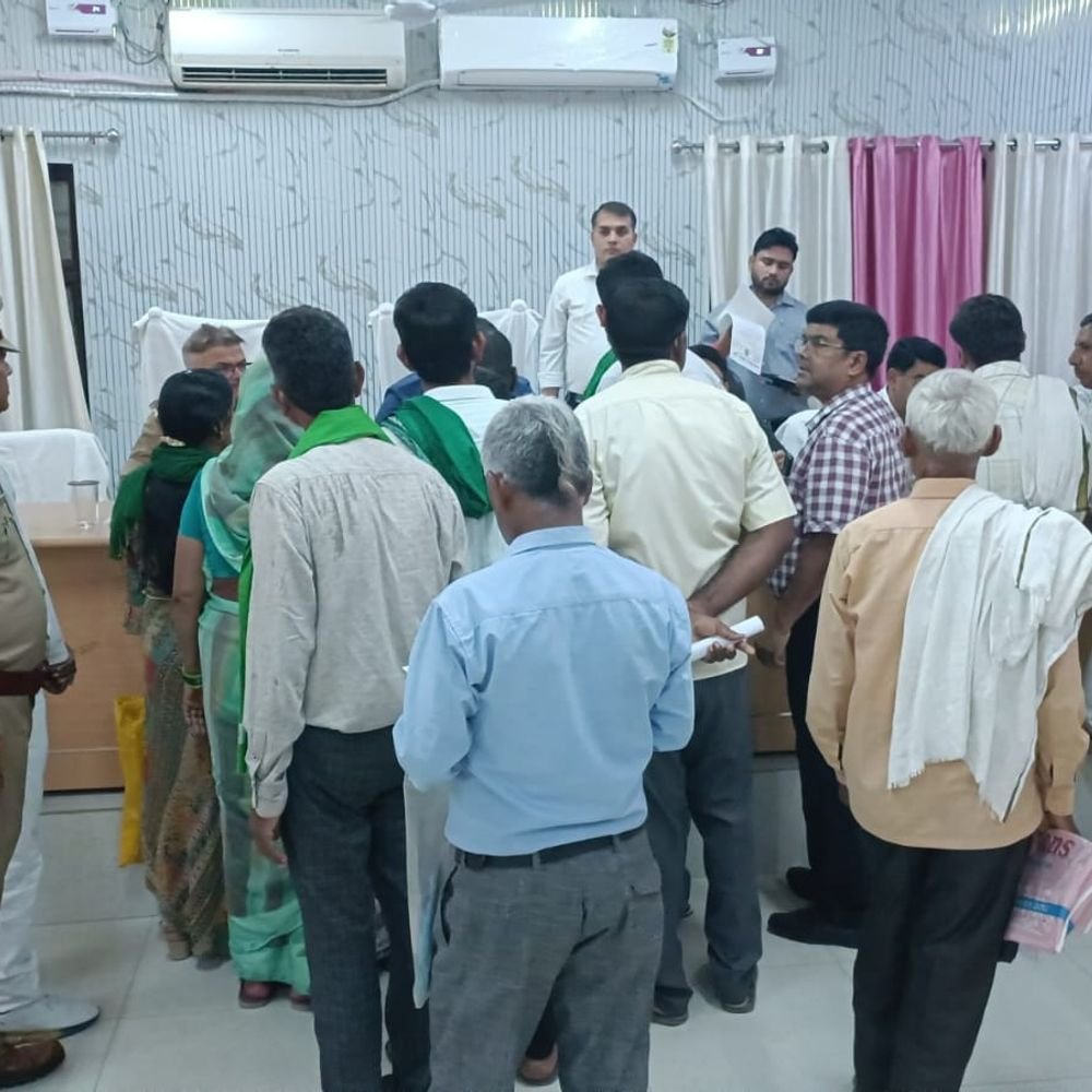 कासगंज में किसानों ने DM को 5 सूत्रीय ज्ञापन सौंपा:फसल मुआवजे, गन्ने के भाव और आवारा पशुओं से बचाव की मांग
