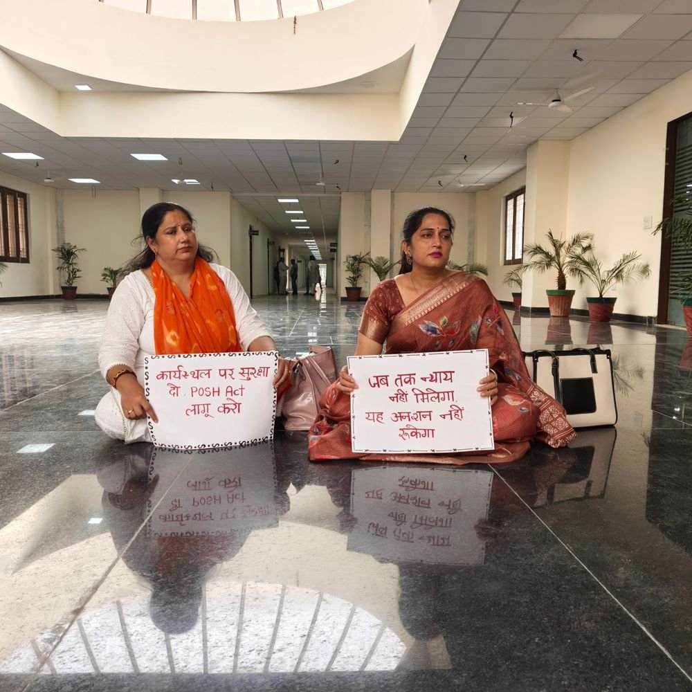 डिजिटल उत्पीड़न के खिलाफ शिक्षिका का कलक्ट्रेट में अनशन:शिकायत के दो माह बाद भी कार्रवाई नहीं होने का आरोप