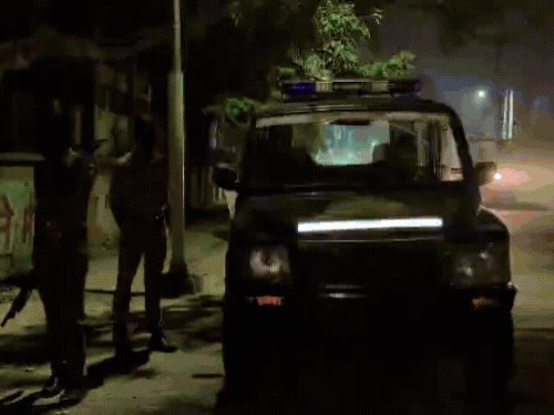 आगरा में किशोर का शव पेड़ से लटका मिला:सुसाइड की आशंका, पुलिस लाइन में परिवार के साथ रहता था